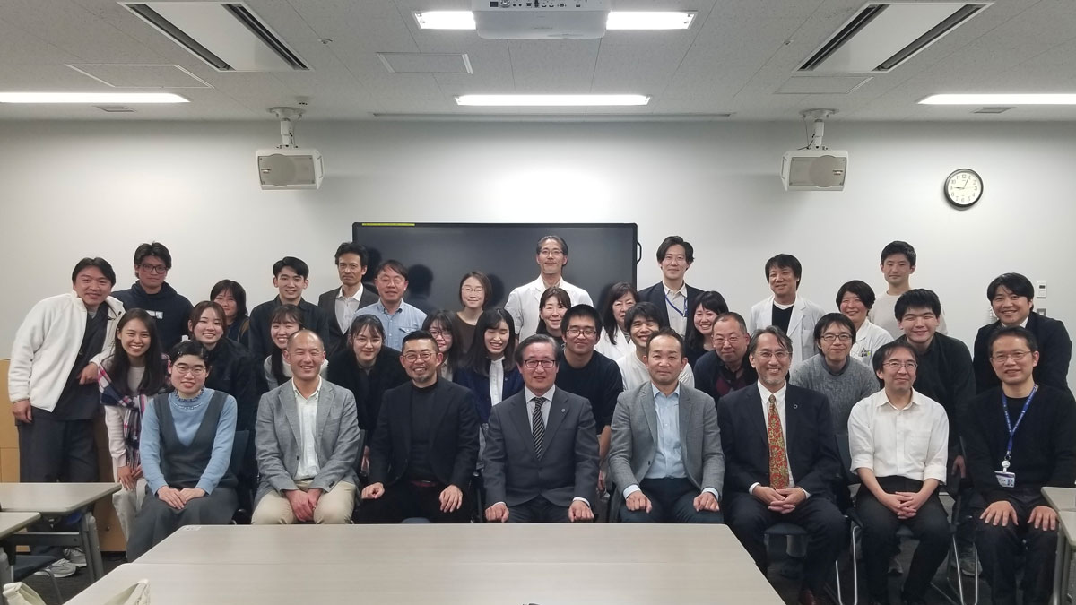 懇親会での集合写真