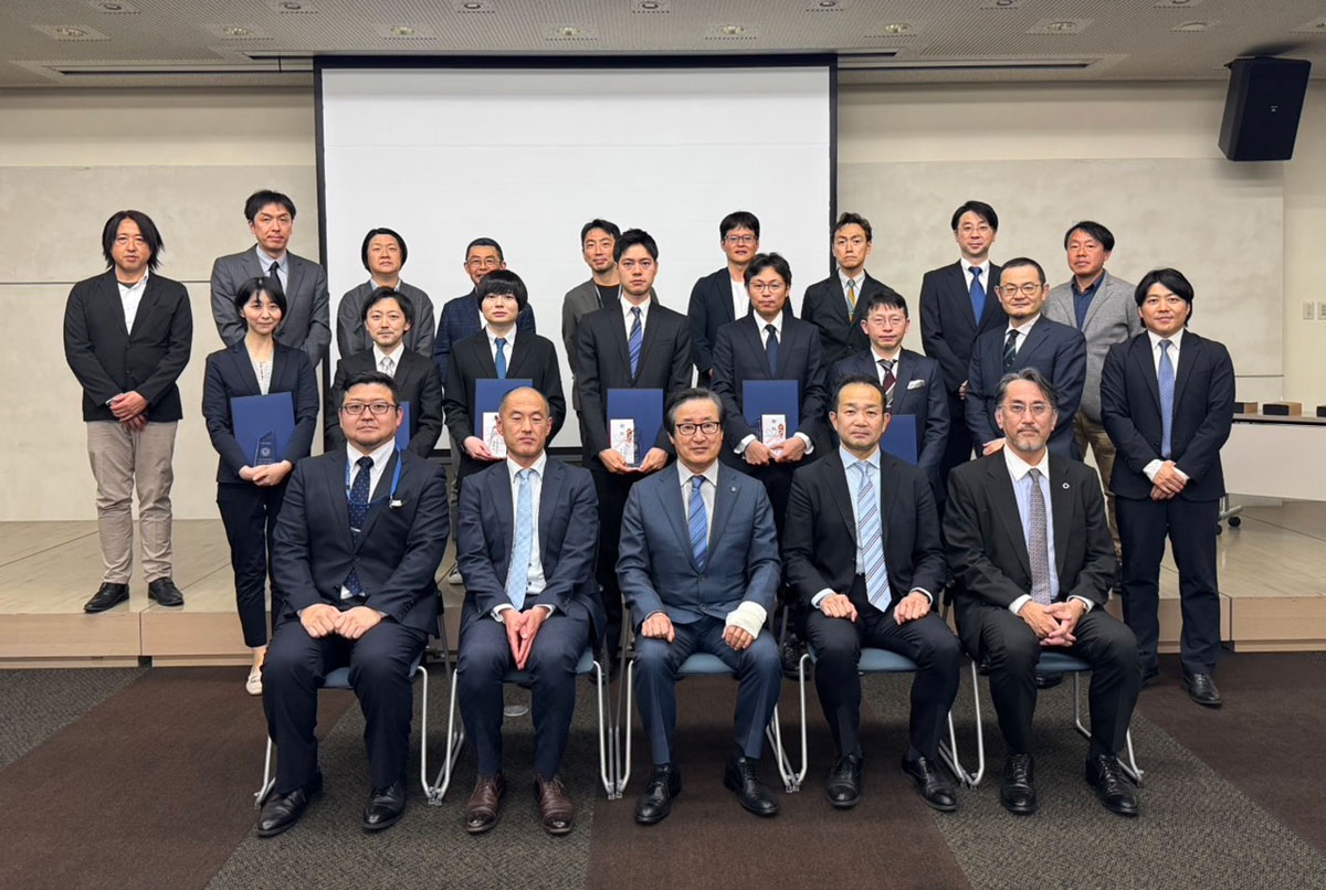懇親会での集合写真